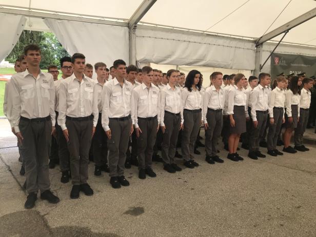 Führung & Sicherheit: Holpriger Start für 49 Schüler in Uniform
