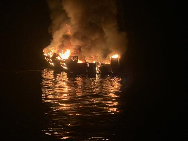 US-Schiff fing auf See Feuer und sank: Mindestens 25 Tote
