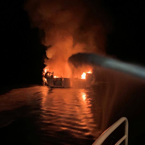 US-Schiff fing auf See Feuer und sank: Mindestens 25 Tote