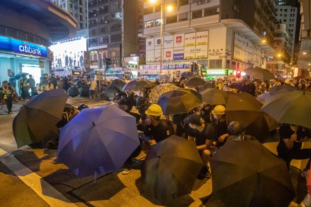 Wie Katz und Maus - die Guerilla-Taktik der Hongkonger Demonstranten