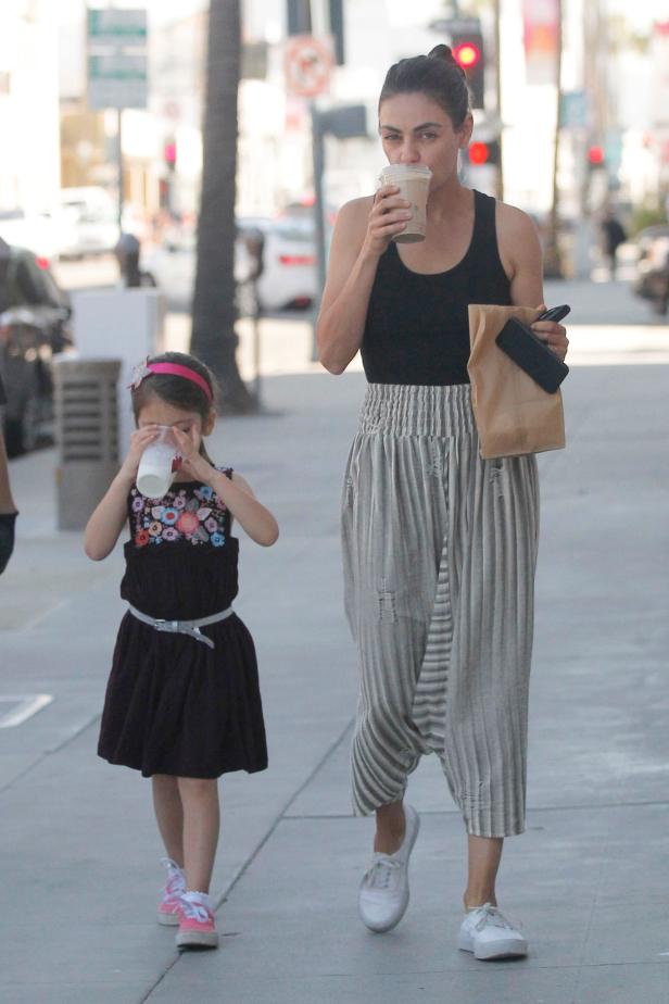 Mila Kunis & Tochter Wyatt bei Spaziergang gesichtet