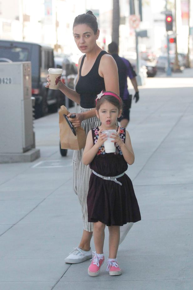 Mila Kunis & Tochter Wyatt bei Spaziergang gesichtet
