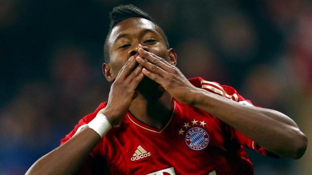 David Alaba, im Trikot des FC Bayern München, formt mit seinen Händen ein Herz.