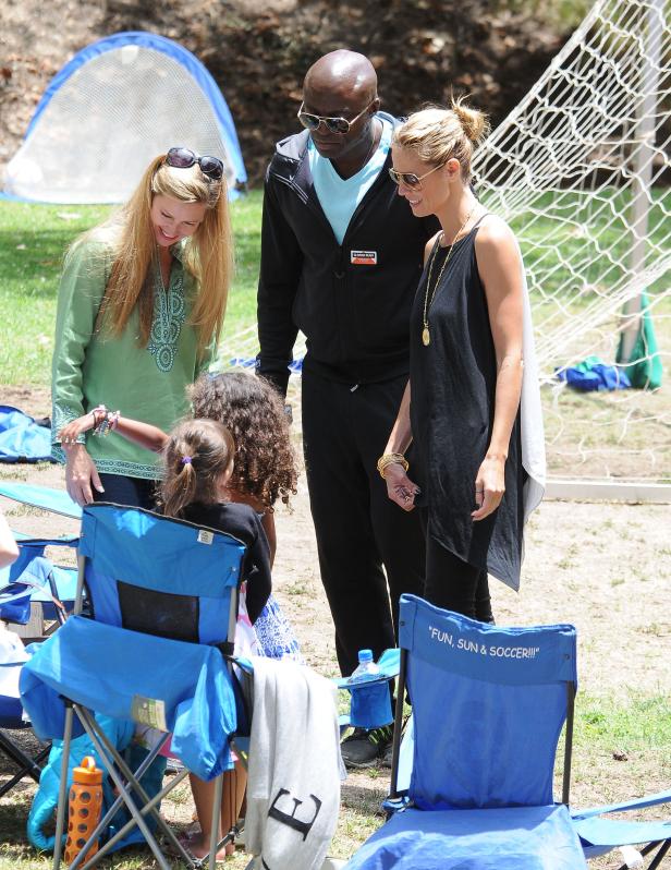 Heidi Klum und Seal mit Freunden und Kindern bei einem Fußballspiel im Freien.