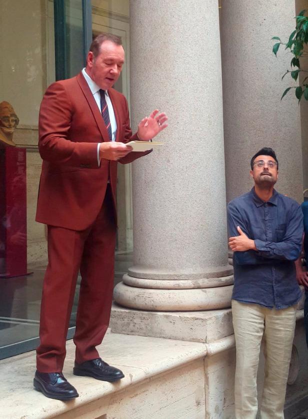 Kevin Spacey unterhielt Touristen in Sevilla und Rom