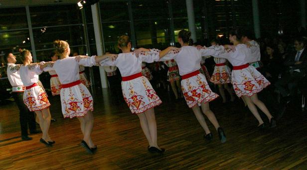 Eine Gruppe von Tänzern in traditionellen Trachten führt einen Reigen auf.