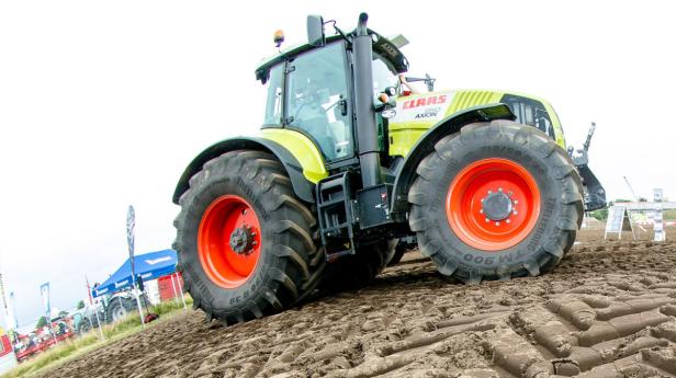 Ein Claas Axion Traktor steht auf einem Acker.