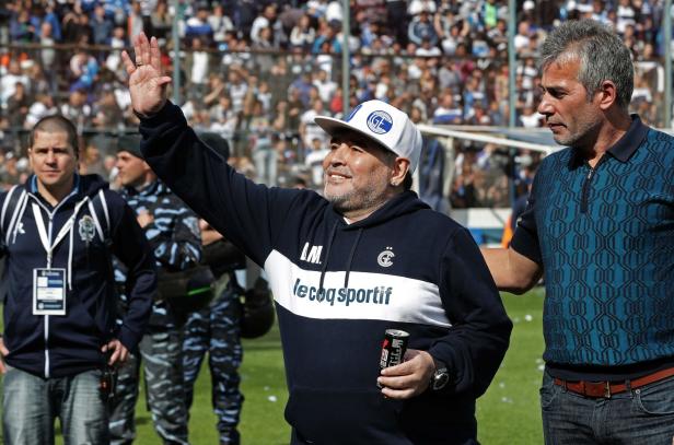Fußball-verrückt: 26.000 Fans beim ersten Training mit Maradona