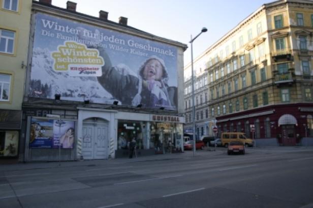 Ein Gebäude mit einer Werbung für die Kitzbüheler Alpen in Wien.