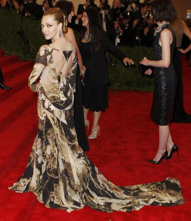 Amanda Seyfried auf dem roten Teppich in einem gemusterten Kleid.