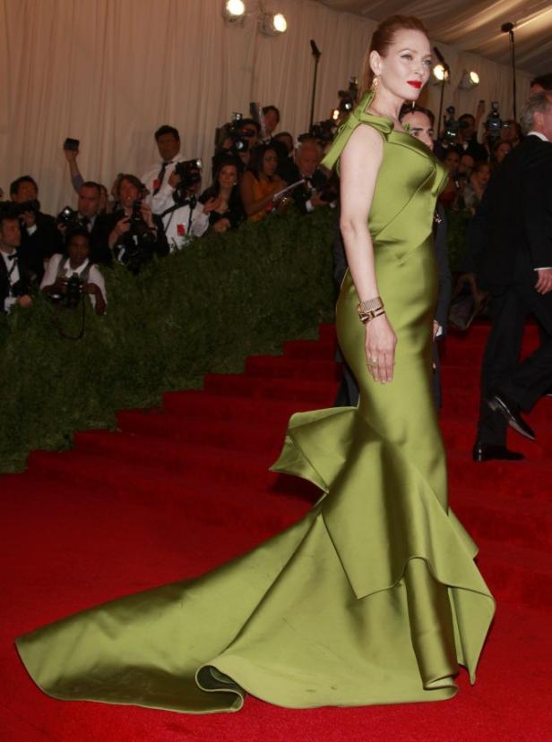 Uma Thurman in einem grünen Kleid auf dem roten Teppich.