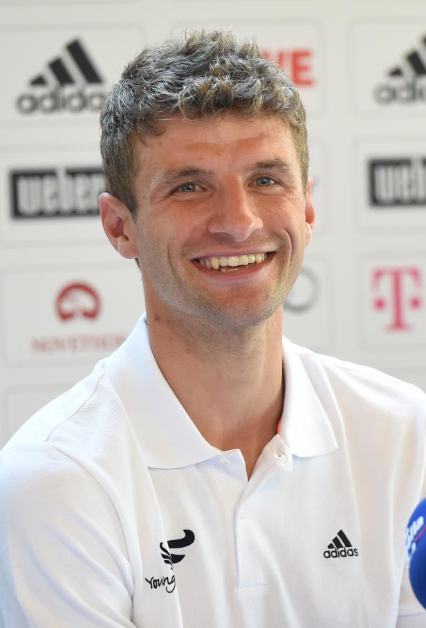 Thomas Müller lächelt in die Kamera.