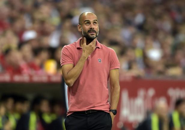 Pep Guardiola, Trainer von Manchester City, steht nachdenklich am Spielfeldrand.