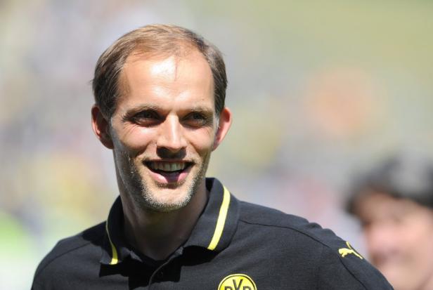 Thomas Tuchel lächelt in seiner Borussia Dortmund-Trainingskleidung.