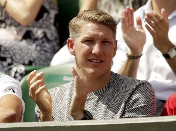 Bastian Schweinsteiger klatscht Beifall.