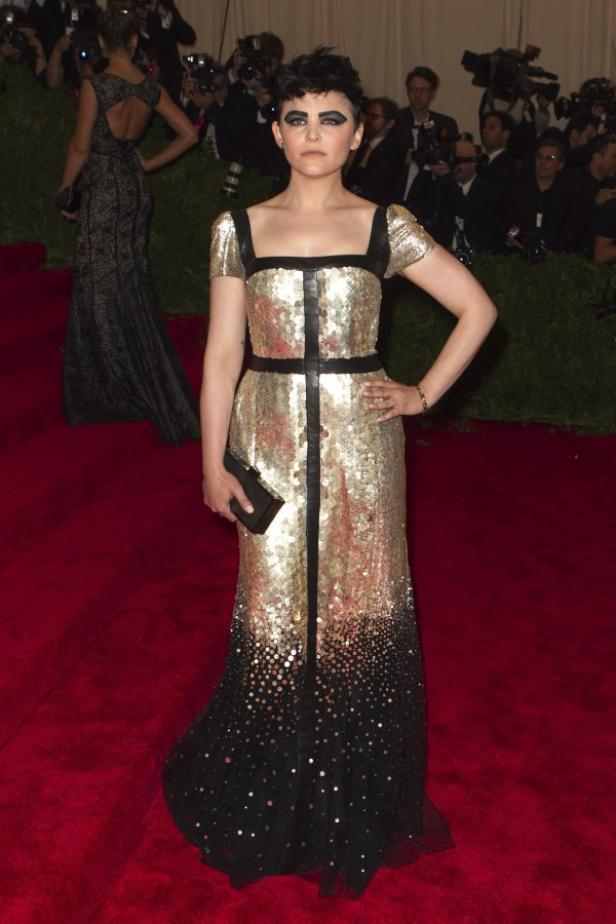 Ginnifer Goodwin in einer goldenen Paillettenrobe auf dem roten Teppich.