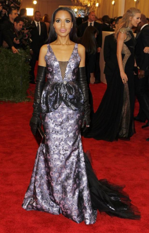 Kerry Washington auf dem roten Teppich in einem formellen Kleid mit langen schwarzen Handschuhen.