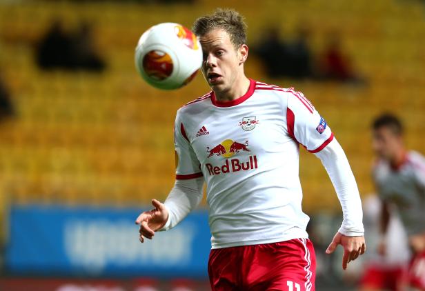 Ein Fußballspieler von Red Bull Salzburg köpft einen Ball.