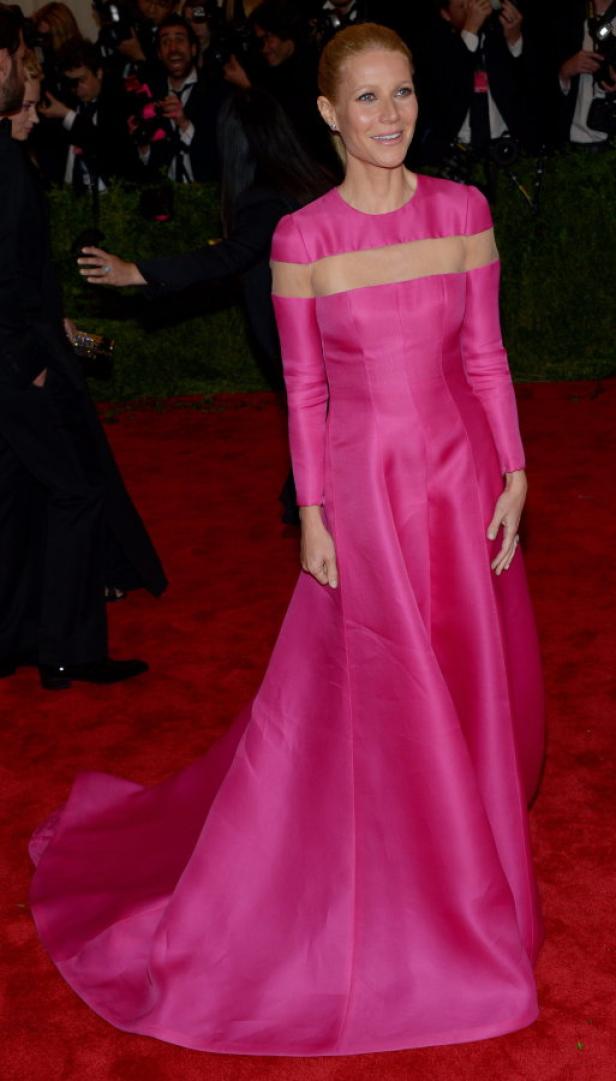Gwyneth Paltrow in einem pinkfarbenen Kleid auf einem roten Teppich.