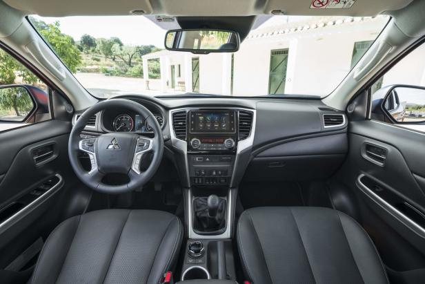 Innenraum eines Mitsubishi L200 mit schwarzem Lederinterieur.