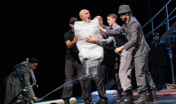 "Merowinger" im Volkstheater: Das Beste ist die Blasmusik