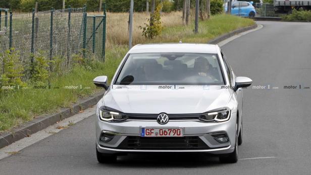 Kommender VW Golf 8 als GTE quasi ungetarnt erwischt