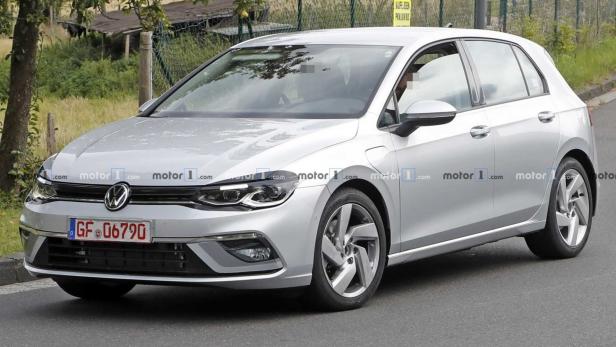 Kommender VW Golf 8 als GTE quasi ungetarnt erwischt