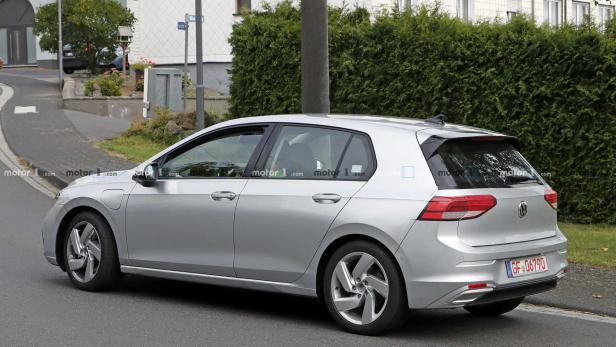 Kommender VW Golf 8 als GTE quasi ungetarnt erwischt