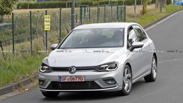 Kommender VW Golf 8 als GTE quasi ungetarnt erwischt