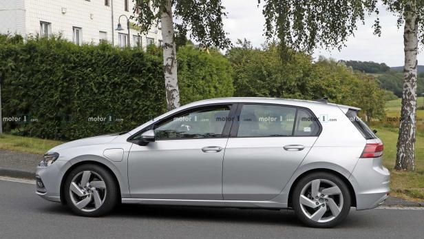 Kommender VW Golf 8 als GTE quasi ungetarnt erwischt