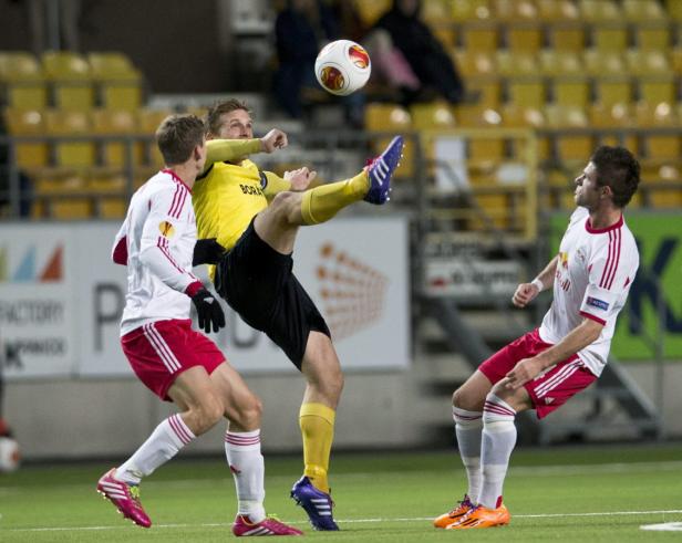 Ein Fußballspieler tritt den Ball in einem Fußballspiel.