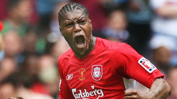 Ein Fußballspieler im roten Trikot des FC Liverpool jubelt mit offenem Mund.