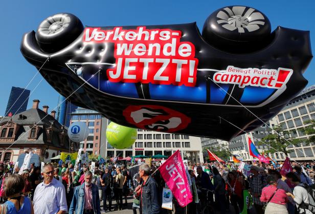 Automobil-Ausstellung in Frankfurt: Protest auf Beinen und Rädern