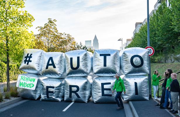Klima-Demonstranten blockierten Eingänge zu Automesse IAA