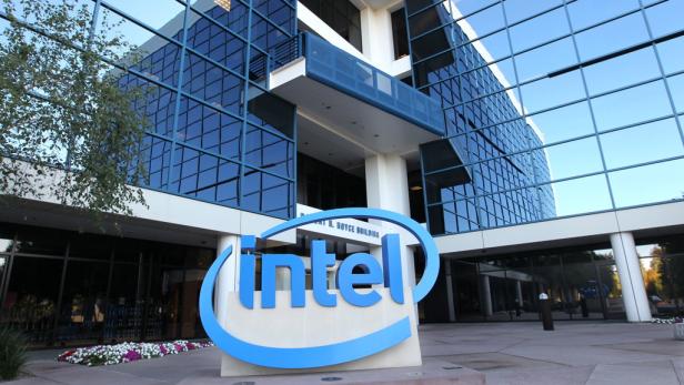 Das Intel-Logo vor dem Robert N. Noyce Gebäude mit seiner blauen Glasfassade.