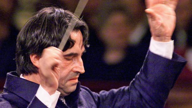 Maestro Muti posiert ins Salzburg mit Darstellern von Verdis "Macbeth" (Premiere am 3. August). Maestro Muti posiert ins Salzburg mit Darstellern von Verdis "Macbeth" (Premiere am 3. August).