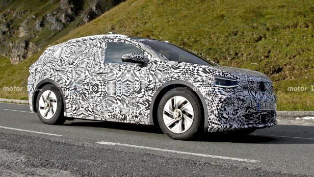 Ein mit einem Tarnmuster versehener VW ID.3 fährt auf einer Straße.