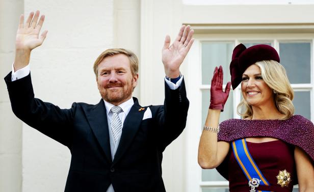 König Willem-Alexander und Königin Máxima der Niederlande winken.