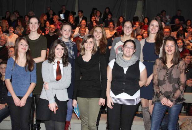 Eine Gruppe junger Frauen steht vor einem Publikum.