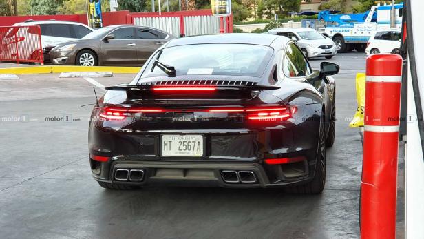 Ein schwarzer Porsche 911 mit einem Kennzeichen aus Georgia steht an einer Tankstelle.