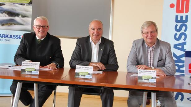 Sparkassen_Führung: v.l. Vorstand R. Weilguny, AR-Chef H. Katzengruber, AR-Mitglied E. Leitner Volksbank-Vorstand wechselt zu Sparkasse