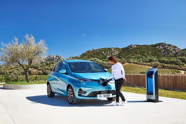 21231681_2019_-_new_renault_zoe_tests_drive_in_sardinia.jpg