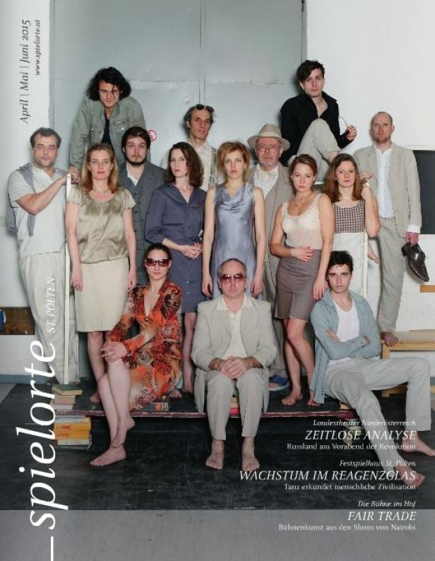 Eine Gruppe von Schauspielerinnen und Schauspielern posiert für ein Theaterplakat.