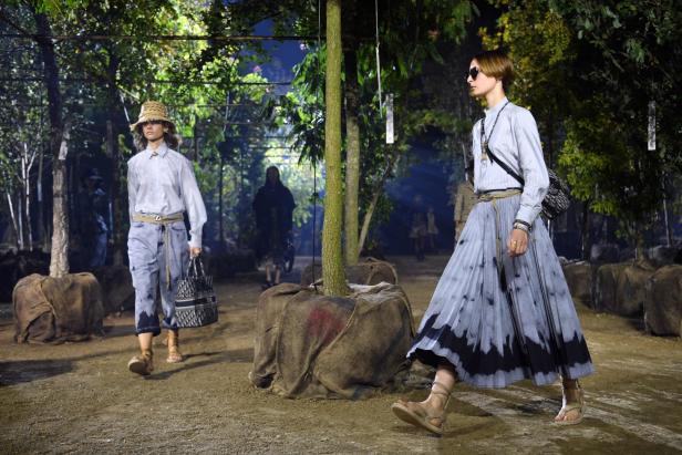 Paris Fashion Week: Zwischen Mundschutz und Baumdekoration