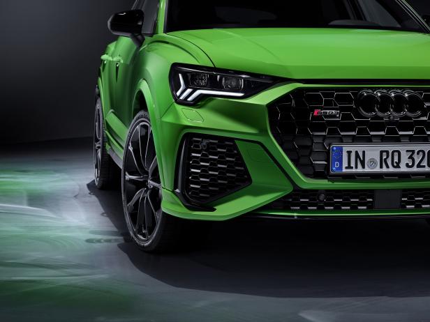 Ein grüner Audi RS Q3 aus der Frontansicht.