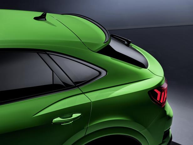 Detailansicht des Hecks eines grünen Audi Q3 Sportback.