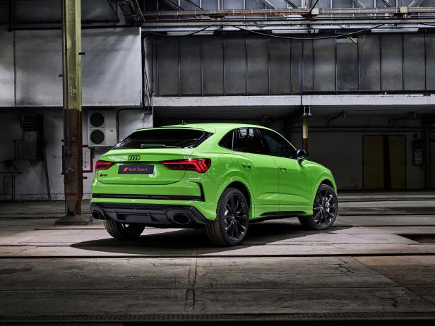 Ein grüner Audi RS Q3 steht in einer Lagerhalle.
