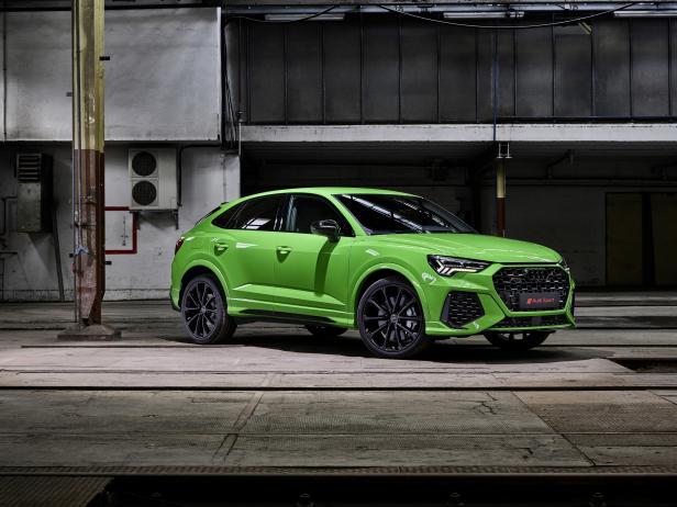 Ein grüner Audi RS Q3 steht in einer Lagerhalle.