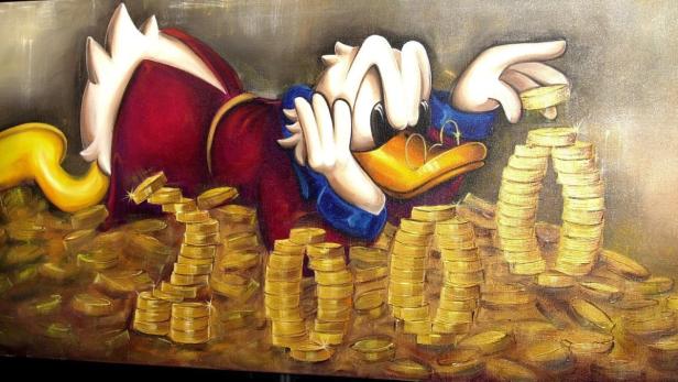 Dagobert Duck liegt in seinem Geldspeicher und zählt sein Geld.