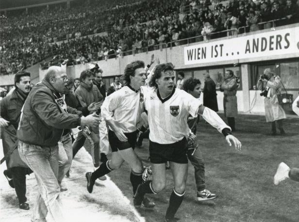 Manfred Zsak nach dem Spiel gegen die DDR